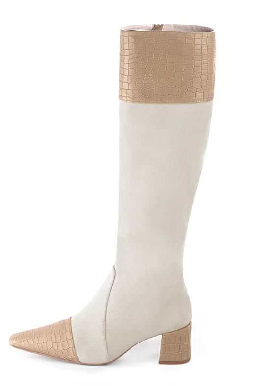 Bottes féminines élégantes et raffinées, réalisées sur mesure, coloris beige sahara et blanc cassé. Bout effilé. Mi-haut à haut. Talon bottier. Mollets fins ou larges. Personnalisation : Choix des cuirs, des couleurs et des talons. - Florence KOOIJMAN